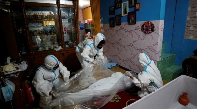 Koronavirüs Endonezyayı alt üst etti, Hindistanı geçtiler! Ülkedeki sanatçılar tabut yapıyor