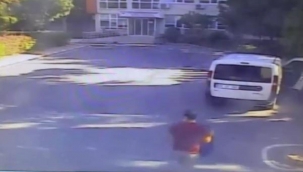 Bakırköyde suç delili olan 2 şişe alkolü çaldılar