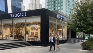 KIBRIS GAZETELERİNDE ,AVUKAT MEHMET KÖKSAL GENÇ SEVGİLİSİ İLE GÖRÜNTÜLENDİ İDDİASI..