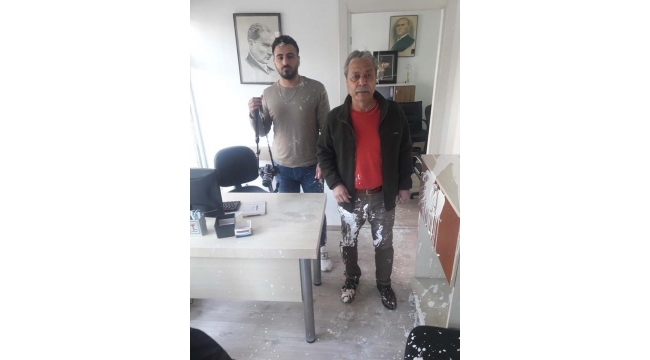 CHPli gruptan Haberci Gazetesine çirkin saldırı! Gazete binasına yumurta, bağlı boya ve yem attılar!