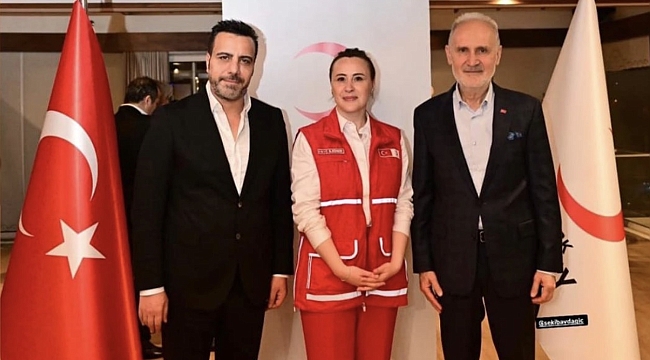 İstanbul'daki Kızılay Zirvesinde Arafat Bingöl'e Onur Plaketi 