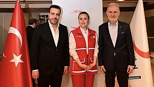 İstanbul'daki Kızılay Zirvesinde Arafat Bingöl'e Onur Plaketi 